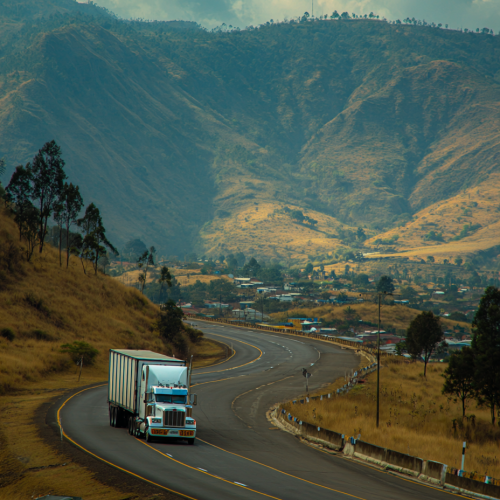 u1897139545_camion_por_carretera_–ar_34_–v_7_d41c38ed-2128-4780-9cdb-955fdbe74b00_1 u1897139545_camion_por_carretera_--ar_34_--v_7_d41c38ed-2128-4780-9cdb-955fdbe74b00_1